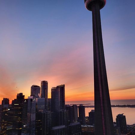 View Cn Tower And Lake From The Sky! Toronto Exterior photo