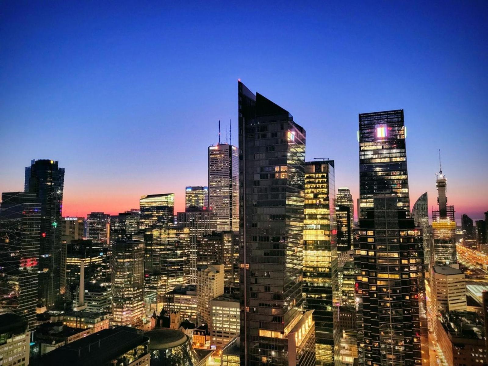 View Cn Tower And Lake From The Sky! Toronto Exterior photo