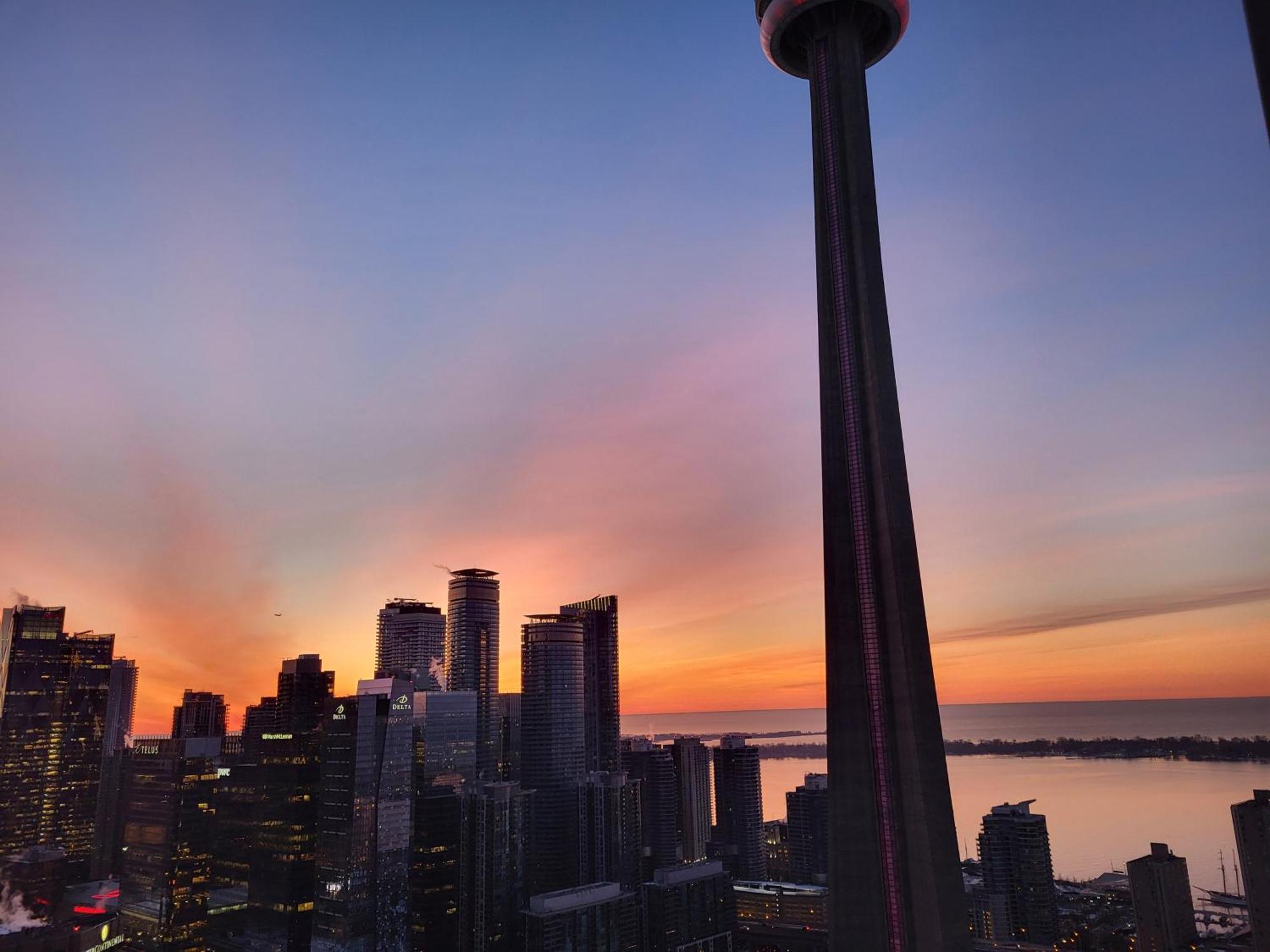 View Cn Tower And Lake From The Sky! Toronto Exterior photo
