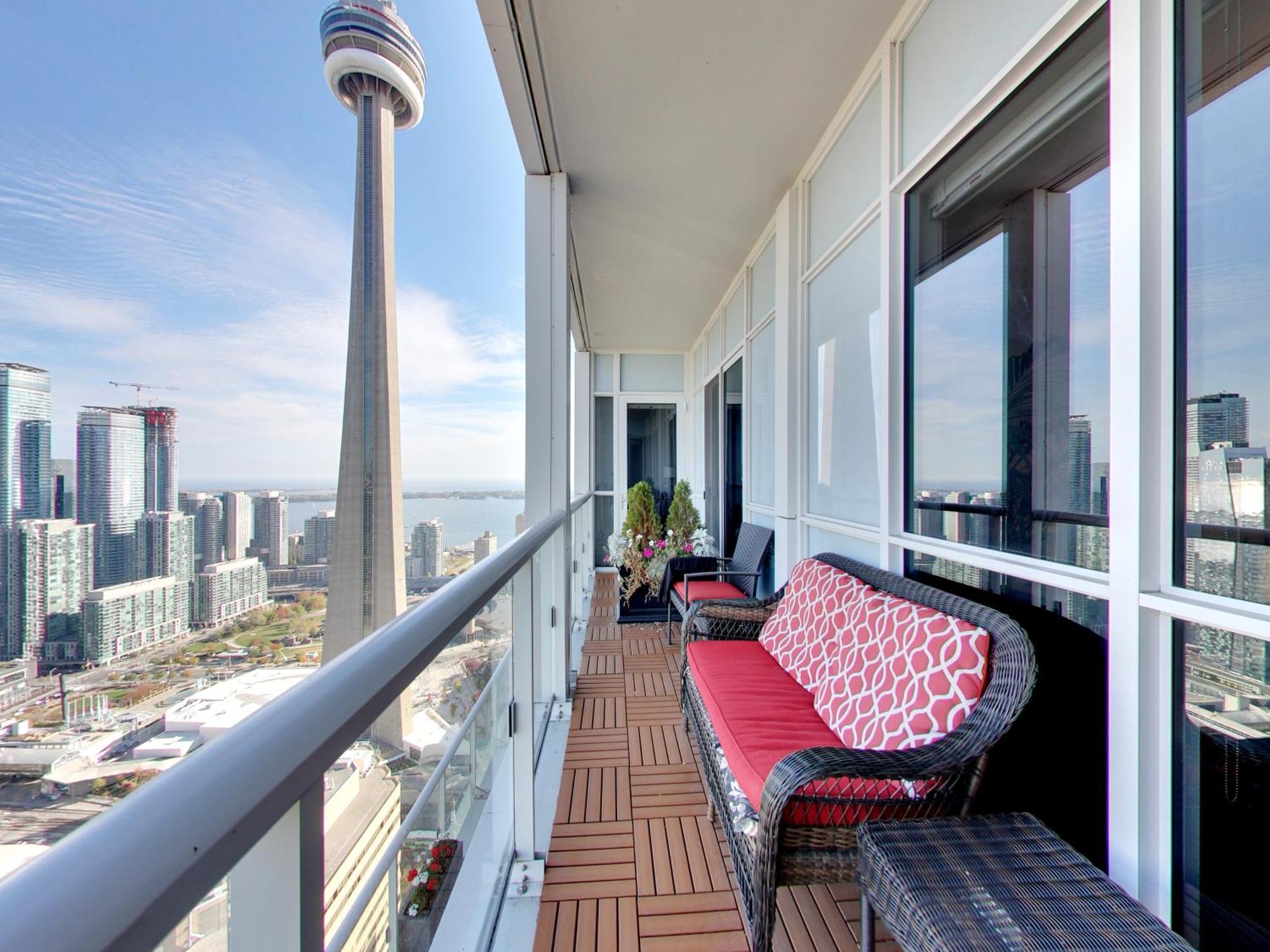 View Cn Tower And Lake From The Sky! Toronto Exterior photo
