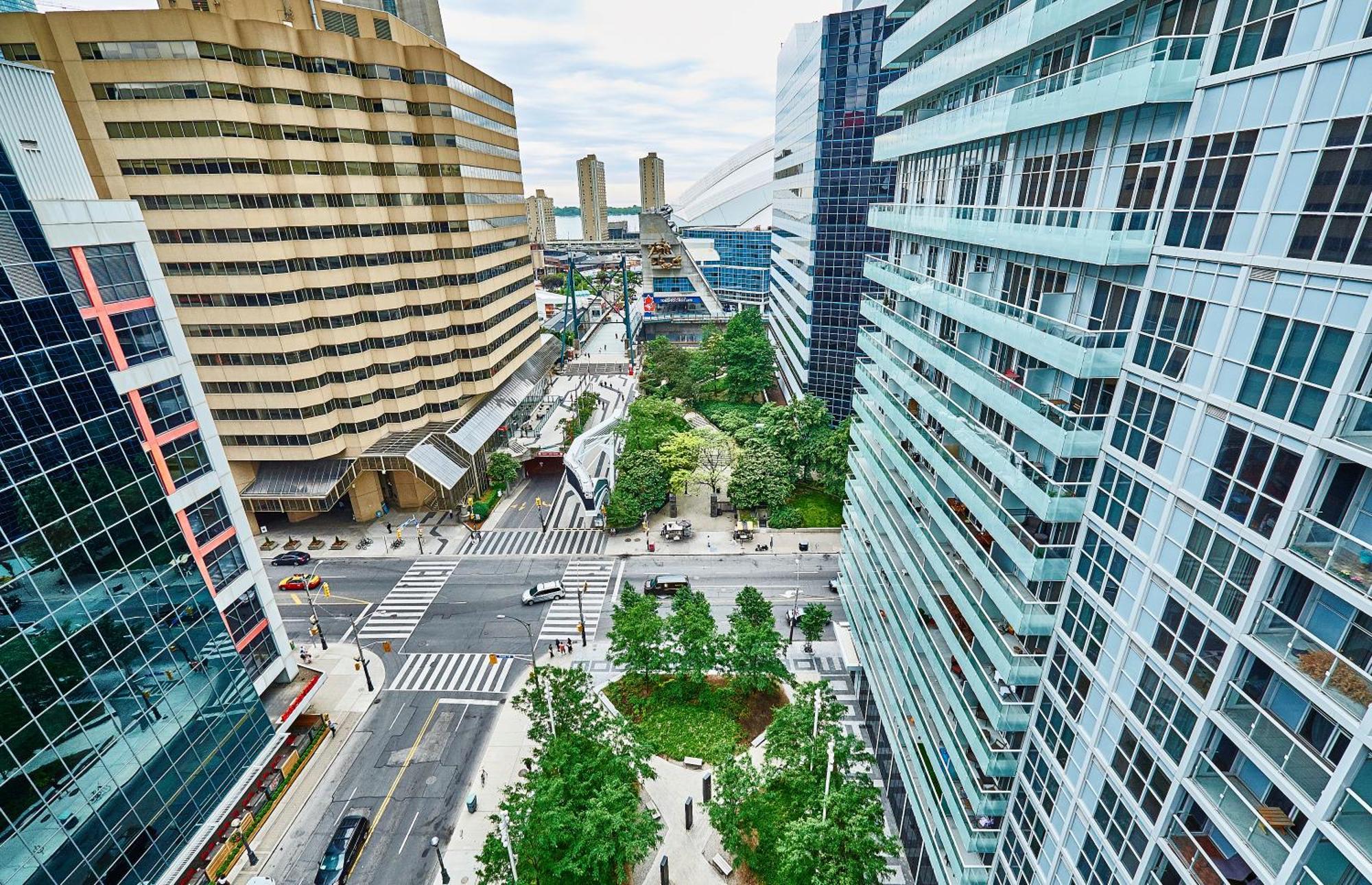 View Cn Tower And Lake From The Sky! Toronto Exterior photo
